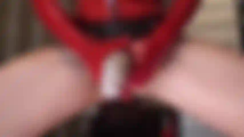 Uma grande cinta-liga branca - você deseja esse pau. Tudo o que você consegue pensar é em tê-lo estalado na sua cara, essas bolas enfiadas na sua boca e se curvando para uma boa penetração dura.