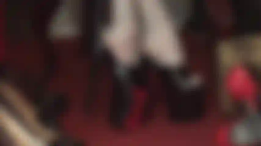 Amante de saltos altos de plataforma - tão brilhantes e hipnotizantes, altos, intimidantes e simplesmente sensuais... Você pode ver o quão suados e perfumados são os pés de meia-calça mistress.