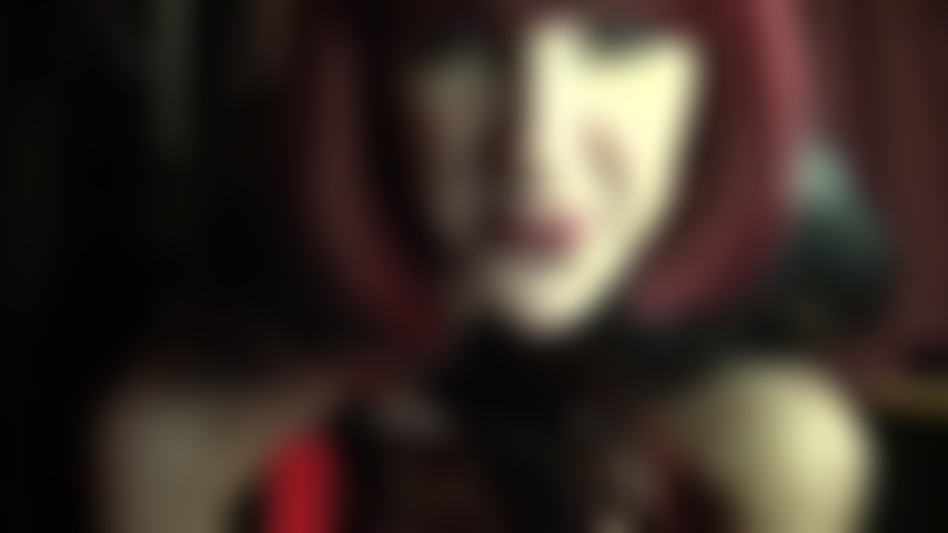 Couro, pele e uma cinta-liga preta enorme e grossa.