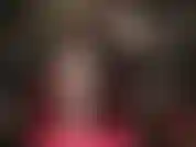 Meias sedutoras de renda preta, blusa de couro, luvas de cetim e sapatos de salto alto de aço branco.