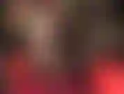 Com pernas cruzadas e sexy, cobertas por camadas de náilon brilhante, e sapatos peep toe brilhantes que provocam seu pau com movimentos de balanço e brincadeira de sapato.