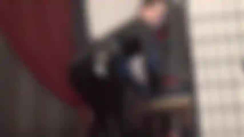 Você ama minha bunda em látex brilhante e pvc. A senhora faz você beijar e lamber sua bunda redonda e preta e brilhante em um macacão de pvc.