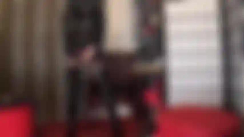 Uma dama de preto - adoração de bunda em meias, ligas, pvc brilhante, botas e chapéu.