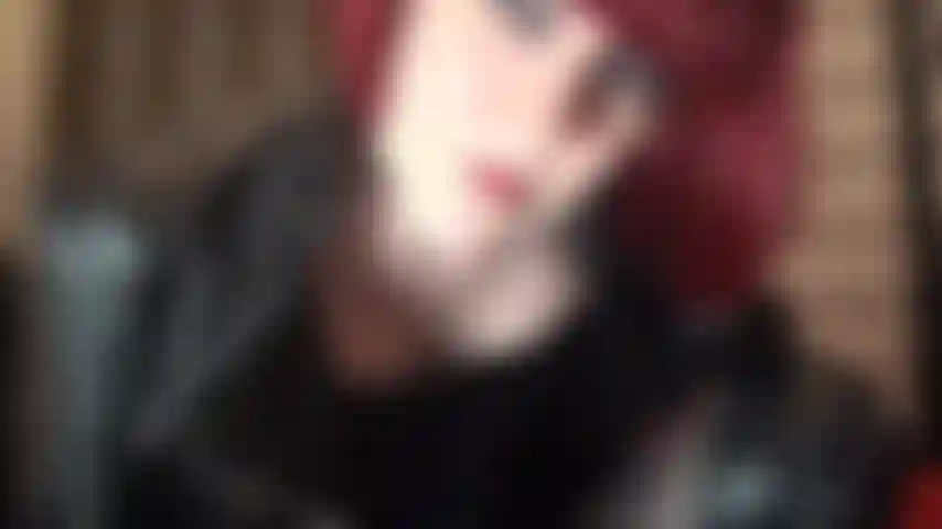 Adoro o corpo em couro preto e shorts vermelhos metálicos. A senhora usa um lindo traje com espartilho de couro, botas de cano alto, meia-calça preta, luvas e jaqueta curta. Acaricio seu pau para sentir essas curvas sedutoras.