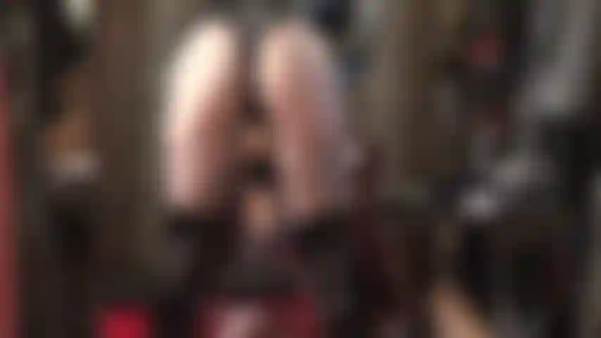 Sentada na cara usando meia-calça preta transparente com cinta-liga - enquanto abaixo minha bunda em seu rosto, meu grande pau branco desliza pela sua garganta...