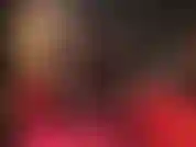 Uso camadas de meia-calça brilhantes, preta, vermelha e branca, combinadas com peeptoes de salto alto metálicos brilhantes.