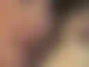 Close extremo dos olhos e lábios da minha amante enquanto ela massageia o esperma do seu pau usando luvas médicas.