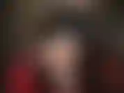 Pernas e pés descalços, brincadeira com sapatos, balançando, sapatos de sola vermelha - a amante vestida em couro com cabelo curto provoca com suas maravilhosas pernas e pés descalços.