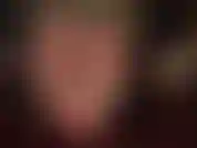 Unhas dos pés pintadas de vermelho e pés descalços e suados em close. - A senhora brinca com seus pés úmidos e sensuais, solas macias e arcos altos neste clipe raro com dedos pintados.