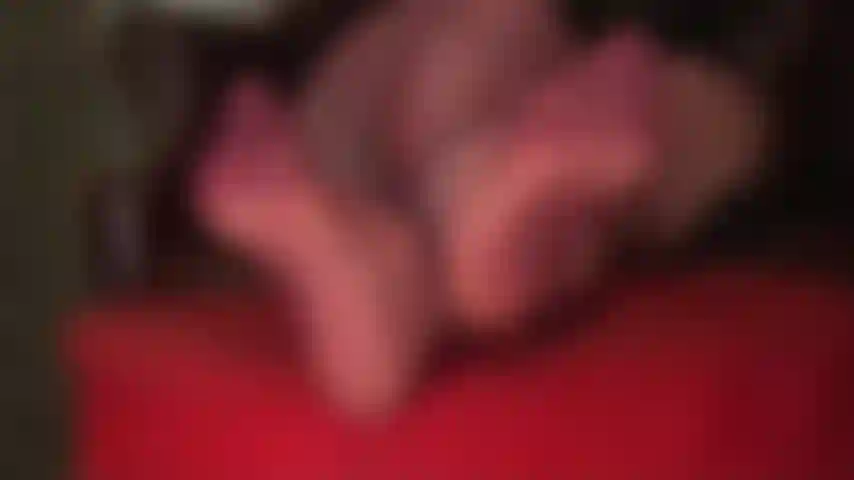 Fetichista por pés e rainha do balanço - pés de meia-calça cor de vinho transparentes estão brincando com seu pau e com sua mente.