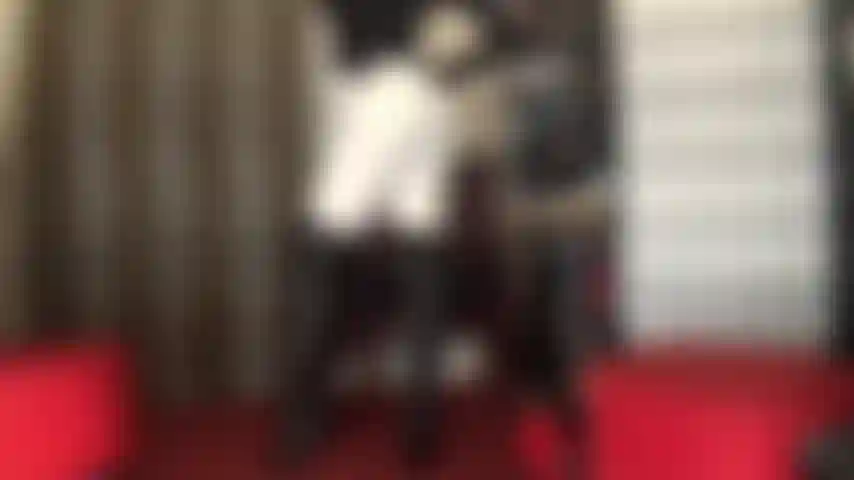 Jeans branco e botas pretas de couro acima do joelho são uma combinação ótima.