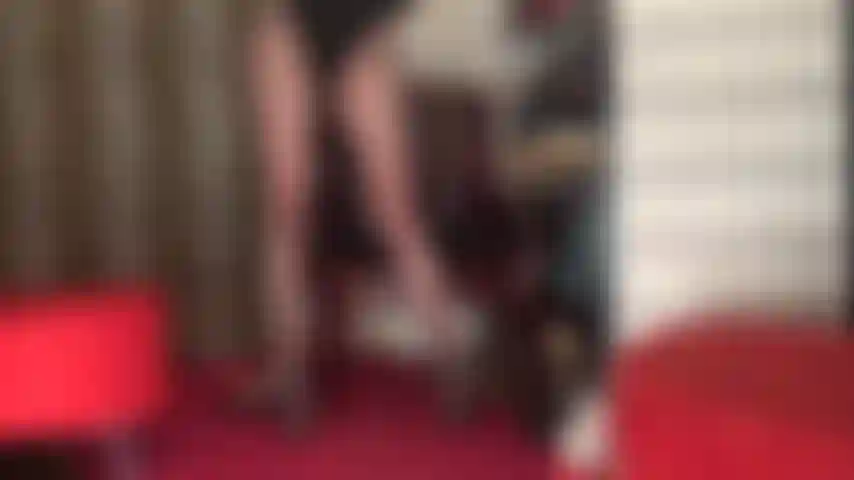 Meia-calça preta transparente e sandálias de tiras são o seu maior tesão. A senhora vivian tem as melhores pernas, feitas para meias de seda e saltos.