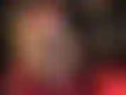 Mmmm amante, que desliza para cima sua saia justa para revelar meias e ligas vintage com costuras por baixo, e então adiciona um par irresistível de calcinhas brilhantes de cetim vermelho sedoso que sobem e descem, e sobem...