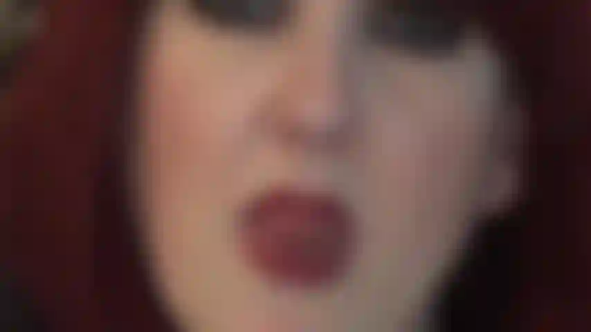 Lábios, olhos e língua irresistíveis - me perdi nesses olhos enquanto era provocada pelos maravilhosos lábios vermelhos e pela língua úmida da minha senhora.