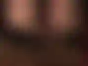 Um close dos pés descalços e dedos dos pés da amante vivian, com sapatos peep toe. Você não adoraria estar embaixo deles...?