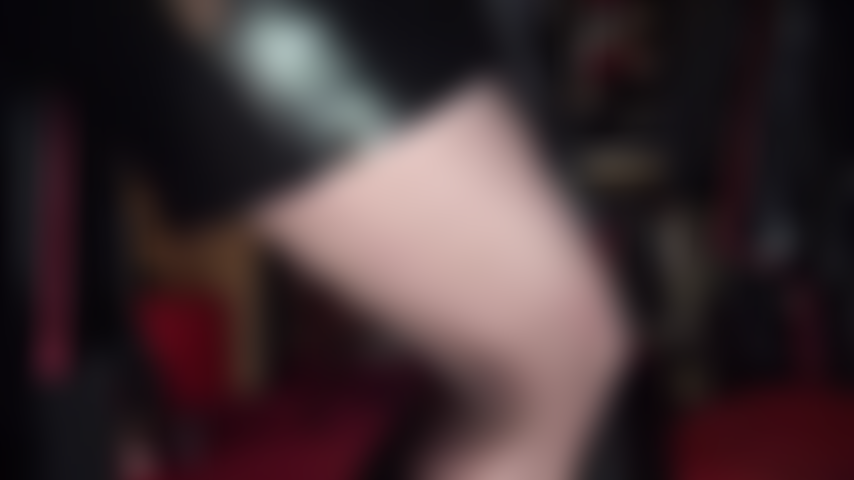 Sacudo seu pau para o corpo incrível da minha amante em pvc preto brilhante.