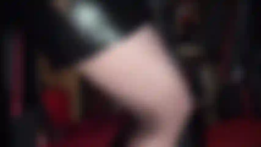 Sacudo seu pau para o corpo incrível da minha amante em pvc preto brilhante.