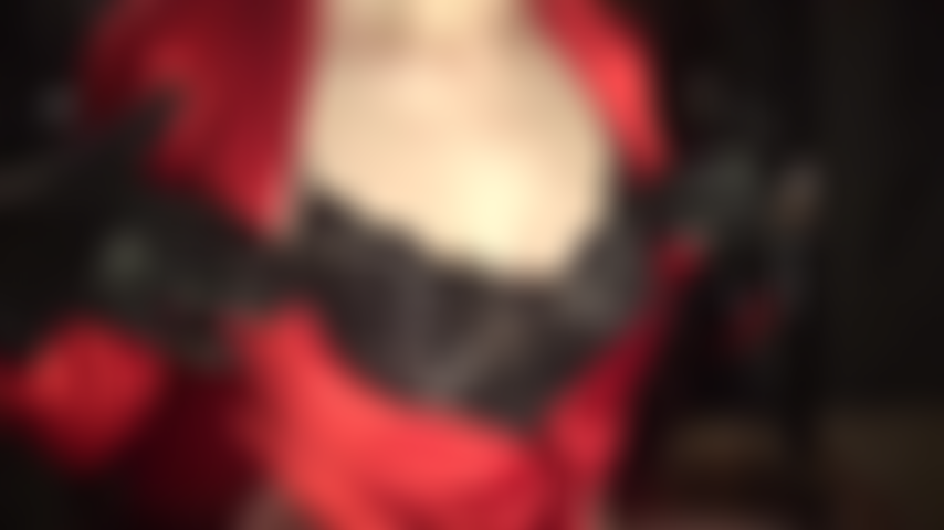 Decote sexy em lingerie - adoro os seios da amante em um corpete de renda preta, blusa de cetim vermelha enquanto luvas de couro exploram.