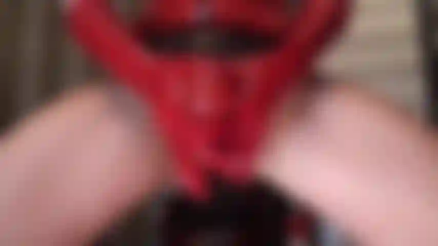 O grande pau vermelho - a amante sacode seu grande strap-on vermelho em seu rosto, seja de frente ou com sua bunda redonda pairando acima de você, esse pau é seu para engolir.