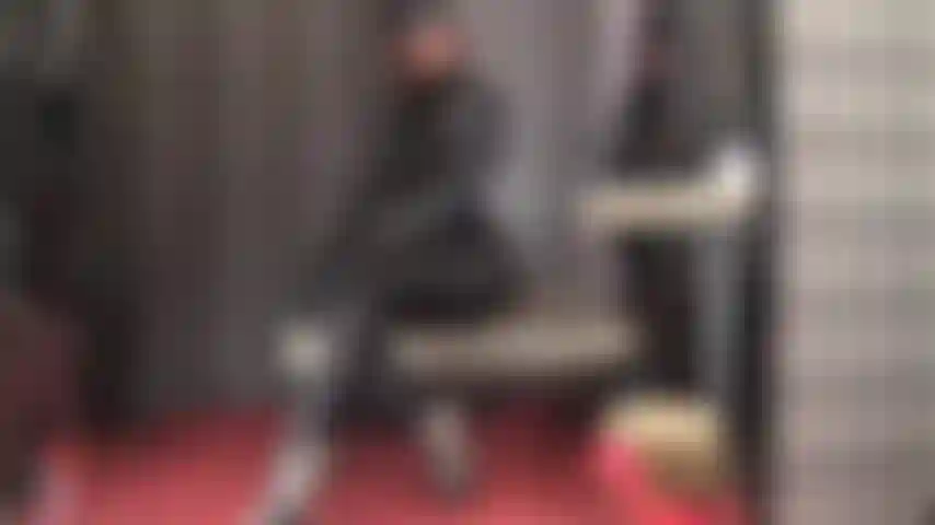 Adoro esta incrível roupa preta fetichista de calças de cetim brilhante, espartilho e blusa, combinadas com botas de couro, luvas, bolero e chapéu, além de um longo casaco de couro e um casaco longo de pvc brilhante.