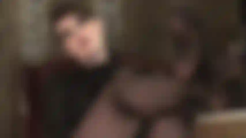 Tenho cabelo curto e pés de meia-calça sensuais - a patroa coloca seus pés de náilon em cima da mesa para permitir a adoração de suas solas macias.