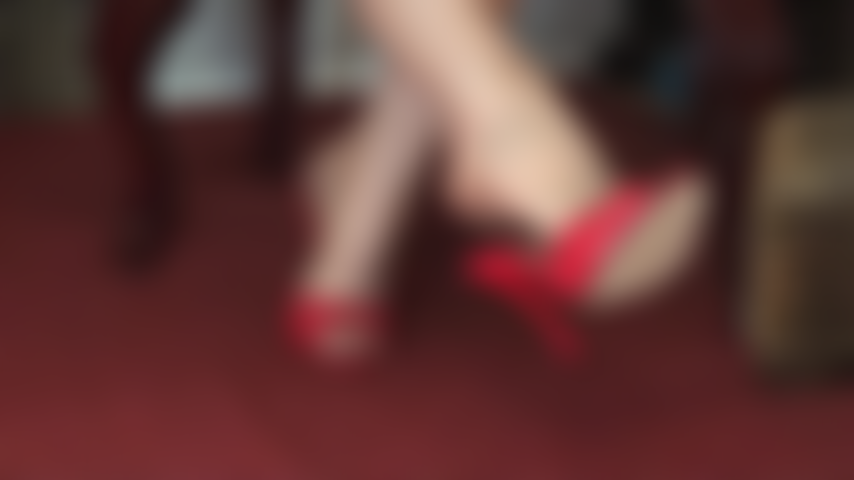 Amante de mules - pés de meia-calça em mules sensuais de salto alto são sua maior fraqueza. Entregue-se ao seu fetiche e veja a amante vivian posar com 3 pares diferentes de sapatos abertos. Encontrou seu favorito?