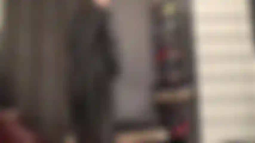 A senhora vestida inteiramente de couro te deixa extremamente excitado. A aparência, a sensação, o cheiro. Você adoraria esfregar suas botas longas, enfiar o rosto debaixo da saia dela e ter seu pau chupado por todo o couro dela.