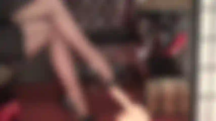 Com pernas de meia-calça marrom escura e brilhante, saltos altos e pés que deixam seu pau sob controle total.