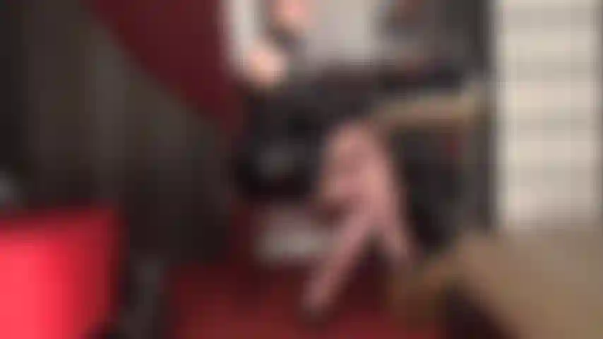 A senhora vivian te convida a acariciar sua bunda perfeita e redonda coberta por meia-calça e quadris largos.