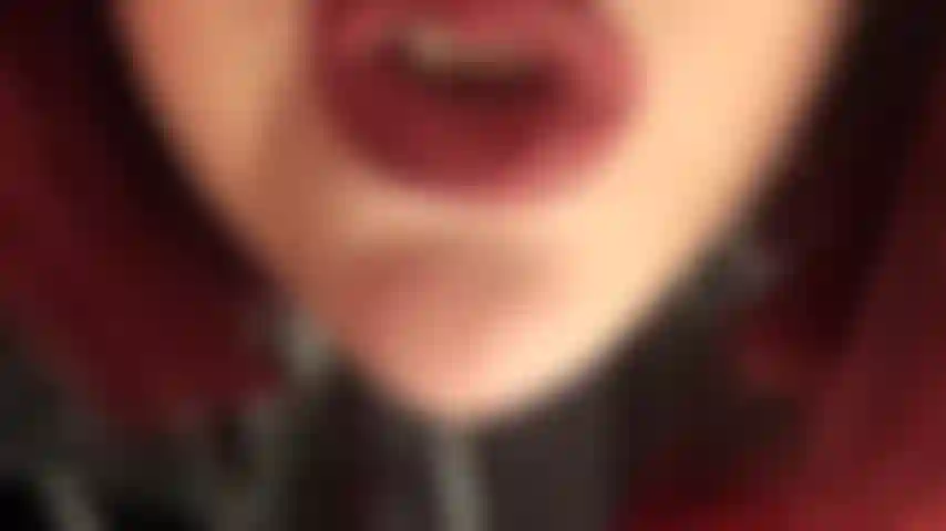 Bebo a saliva saborosa da minha amante.