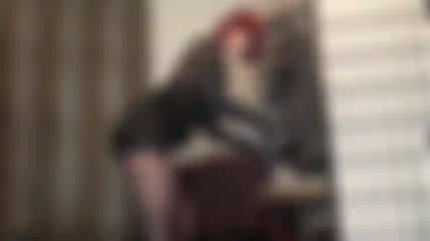 Fetiche por couro e provocação por punheta com luvas - às vezes áspera, às vezes suave... É assim que a amante vivian seca seu pau enquanto o provoca com seu tecido favorito... Couro.