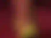 A senhora experimenta diferentes saltos peeptoe em close dos pés com meias de borracha transparentes.