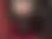 Botas fetiche e meia-calça brilhante.