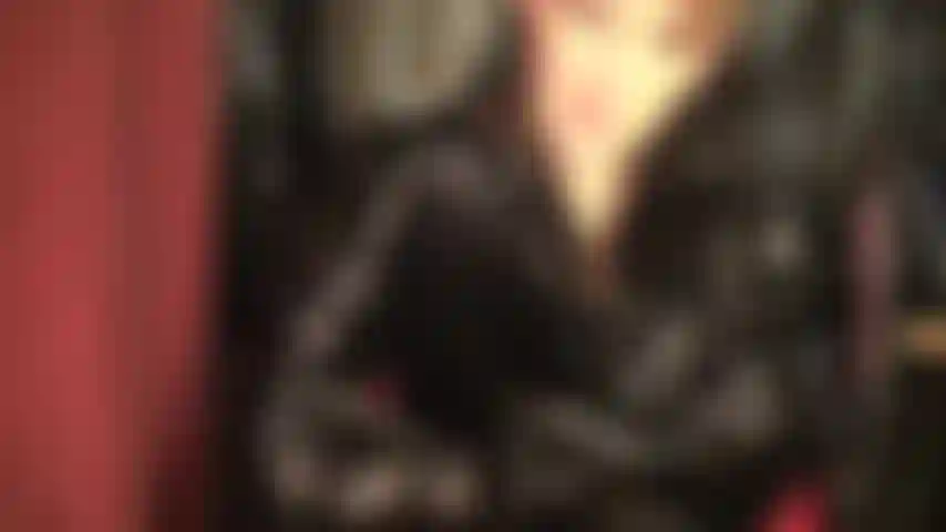 Um sonho fetichista de pvc brilhante se torna realidade - admire a amante vivian em uma maravilhosa roupa de vinil preto brilhante com botas altas acima do joelho e um casaco longo.