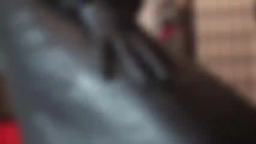 Adoro couro - linda saia longa de couro e luvas.