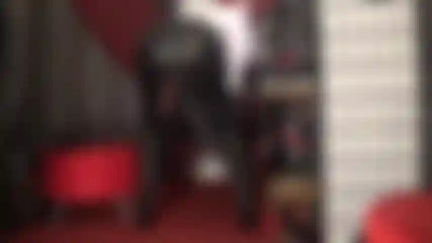 Ela provoca você com seu enorme pau preto pendurado em sua saia de couro.