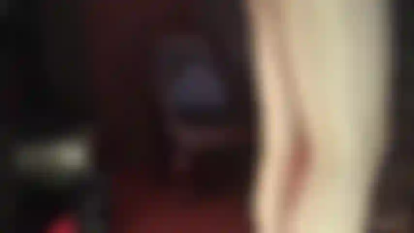 Com camadas de meia-calça brilhantes e uma cinta-liga grossa coberta por uma meia-calça - só as camadas de náilon brilhante já fazem sua cabeça girar. Mas a patroa tem outra coisa em mente para sua safada de náilon...