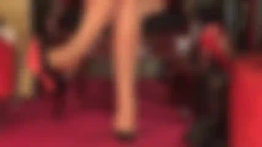 Adoro salto alto, meia-calça super brilhante, provocação com pés e pau.