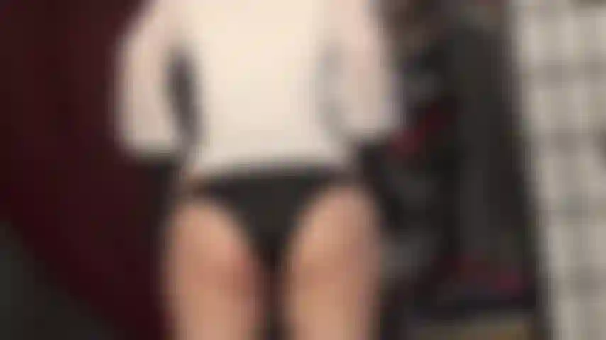 Calcinhas, calcinhas, calcinhas! Você é uma submissa que adora calcinhas e não se cansa de ver a amante experimentando calcinhas de seda.