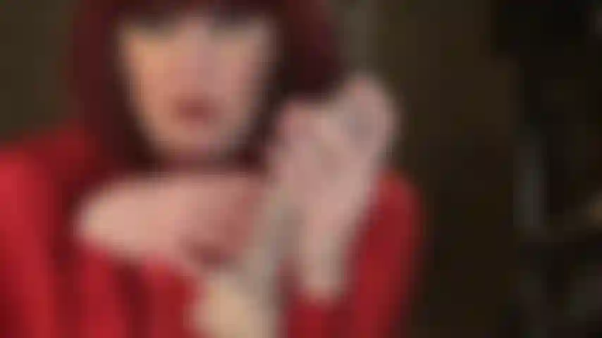 Com as mãos nuas e uma punheta molhada e escorregadia com cuspe em um vibrador branco não circuncidado.