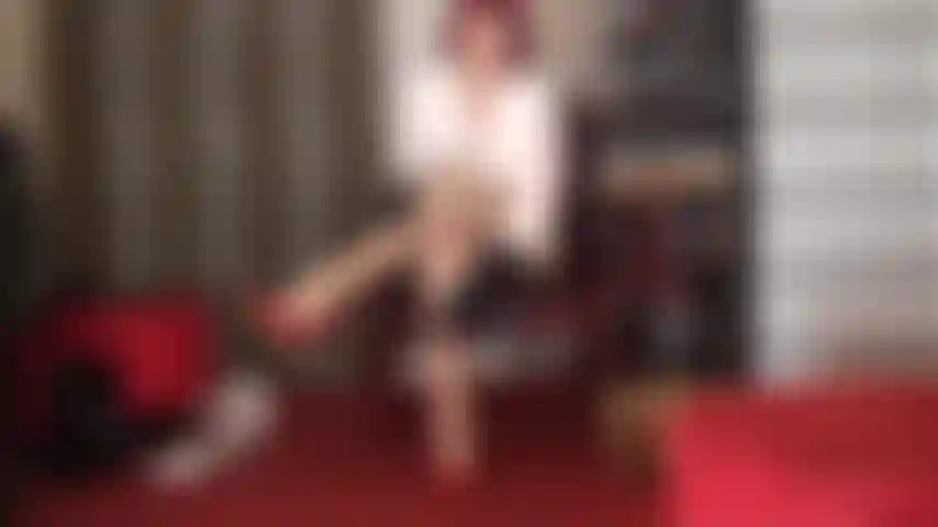 Com pernas de meia-calça brilhantes, pernas cruzadas, balanço sexy e provocação de pés.