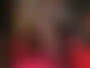 As pernas longas e perfeitas da senhora envoltas em meias-calças de renda preta e sedosa, os dedos de náilon acariciando lentamente a perna. Uma visão altamente erótica da qual você simplesmente não se cansa.