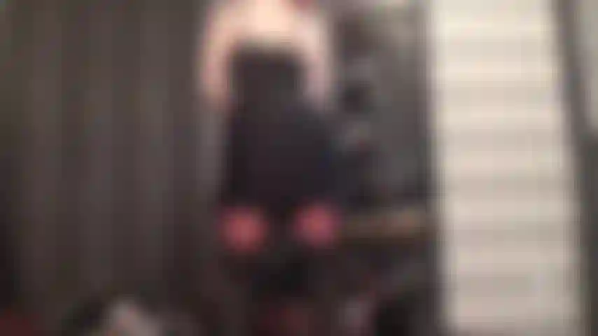 Quanto mais tiras, mais gozada - a bunda de meia-calça da amante, a cinta-liga de 12 tiras e as meias vermelhas deixam você no limite, desesperada para gozar.