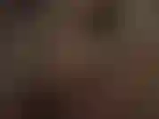 Visão extremamente próxima dos dedos sensuais de náilon da amante, em meia-calça cinza brilhante.