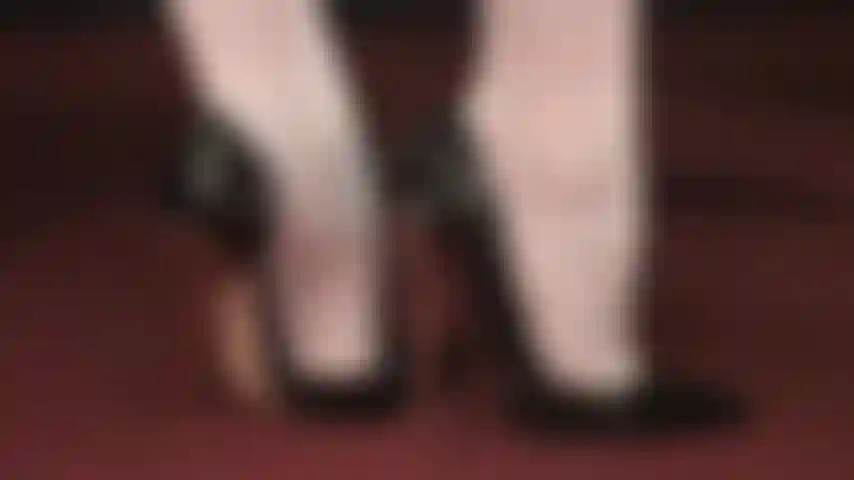 Sedução com saltos altos - aproveite esta visão em close de saltos lindos e arcos altos.