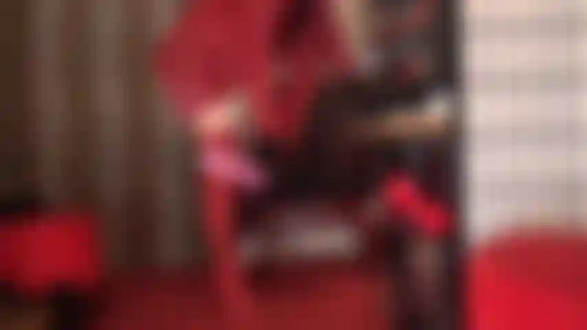 Couro quente, botas, calcinha de cetim e saia provocante.