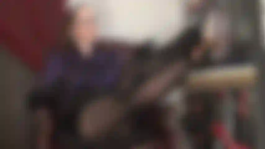 Sua chefe sexy, vestida de cetim roxo, está esperando você em seu escritório imediatamente, com as pernas em cima da mesa. Você tem olhado para minhas pernas e pés todos os dias na última semana. Essa protuberância é uma vergonha para o meu escritório. Aqui está o seu castigo.