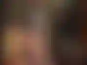 Adoração corporal, adoração de bundas - este vestido justo é tão sexy, justo nos lugares certos... E por baixo uma meia-calça bege transparente super brilhante. Oh meu deus!