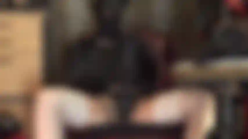 Me masturbo com sua amante encapuzada, acariciando minha enorme cinta-liga preta enquanto uso uma máscara de lycra com os olhos abertos e meias brilhantes. Sigo minhas instruções e provoco o gozo do seu pau.