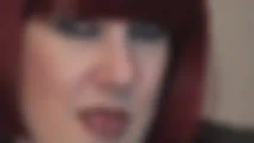 O que você faria por esses olhos azuis hipnotizantes e lábios brilhantes?